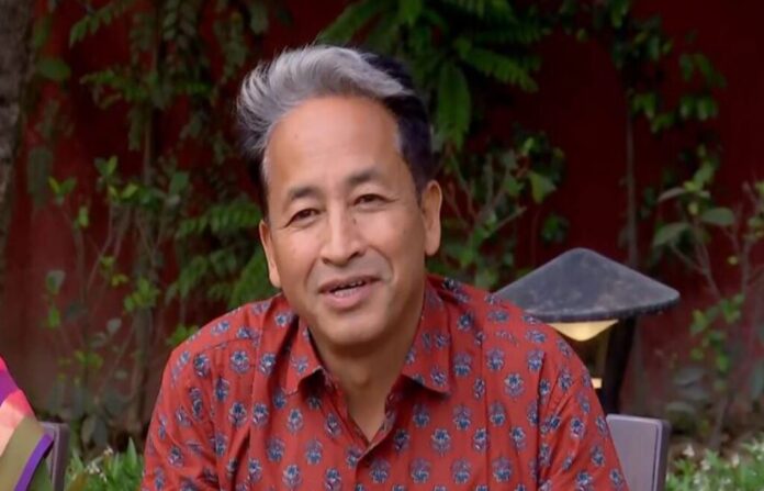 Sonam Wangchuk advising hunger strikers in Jharkhand